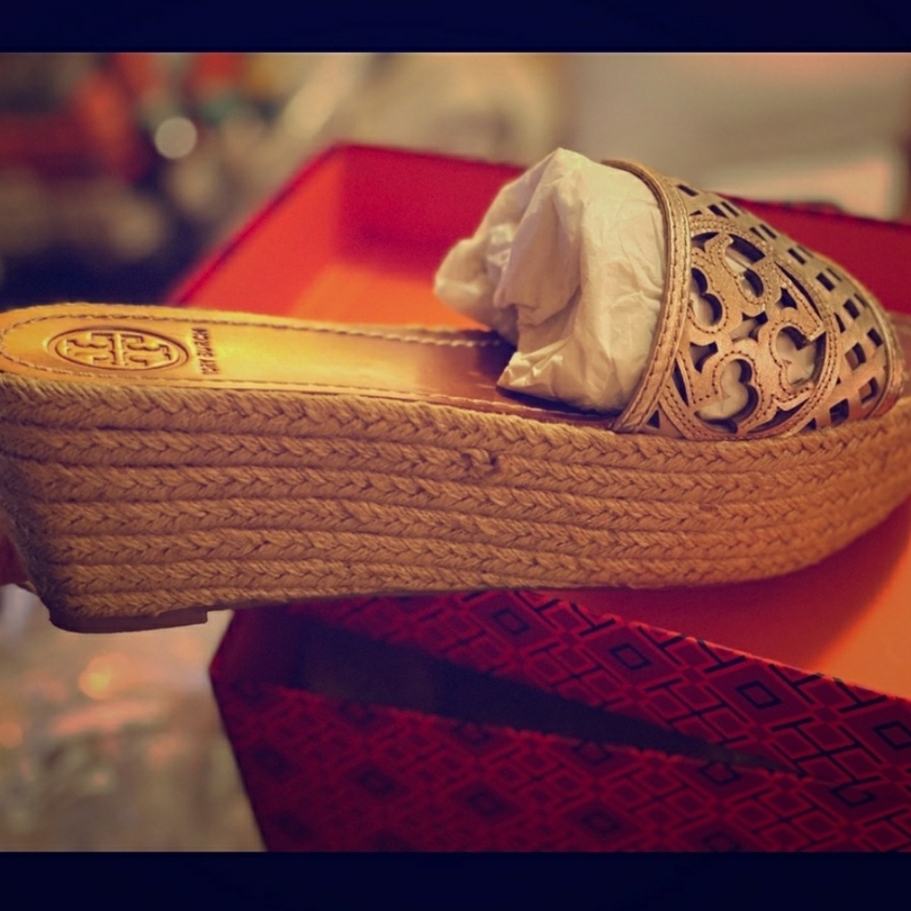 EUC tory Burch gold wedge sandle